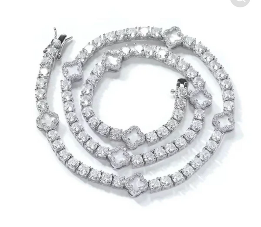 White and silver clover necklace